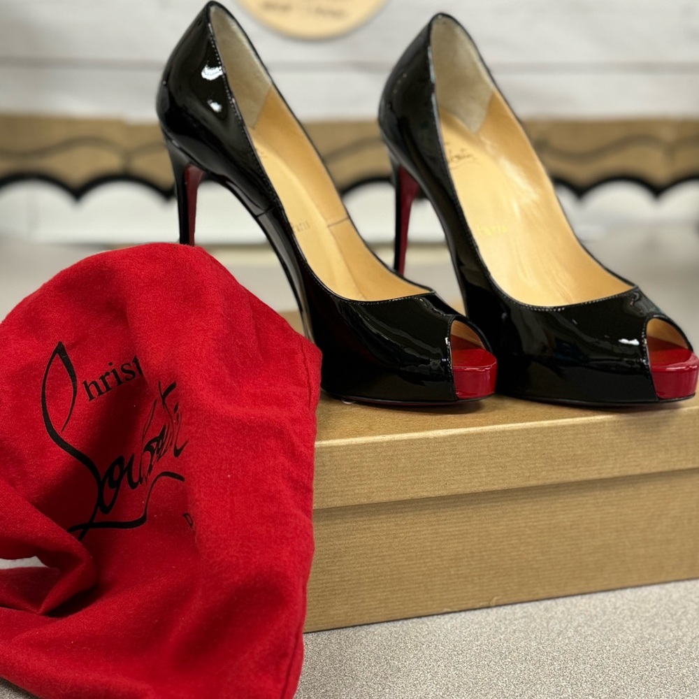 Christian Louboutin New Very Prive 120. Worn once Red storage bag & box included